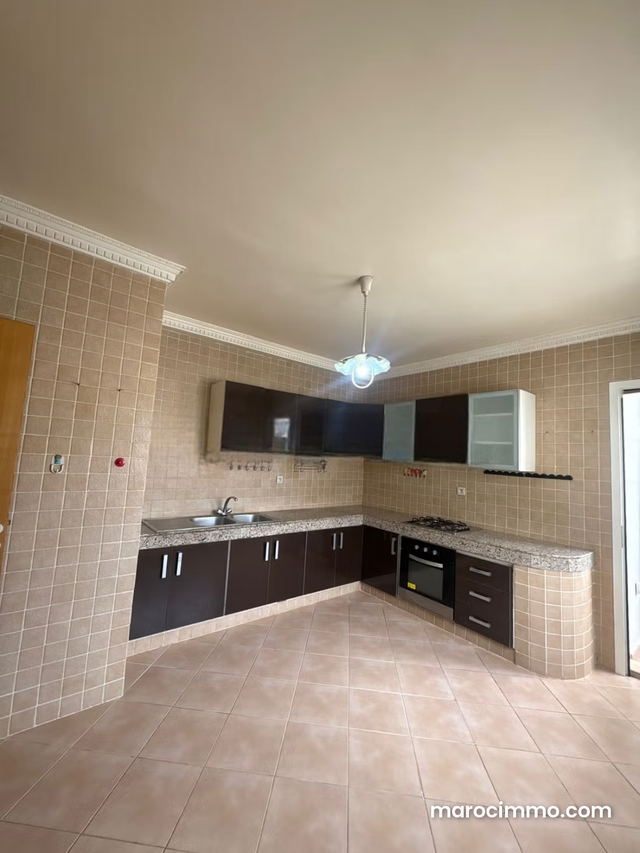 Bel appartement à vendre en Hassan Centre Ville. 3 pièces. Salon traditionnel marocain, résidence sécurisée — Rabat
