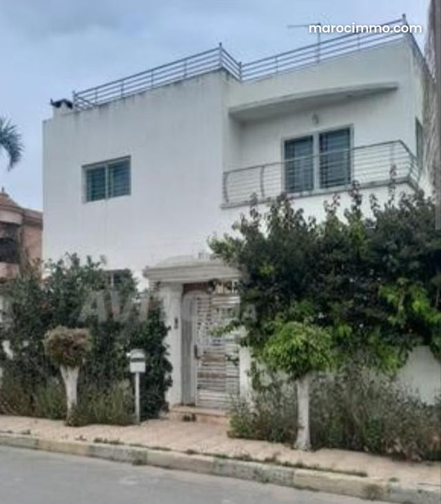Splendide villa à vendre à Oasis. Surface de 420 m². Fenêtres double vitrage et chauffage central — Casablanca