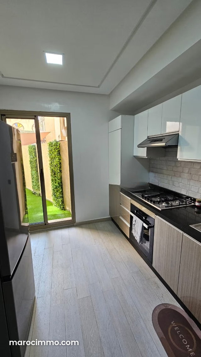 Appartement propre et moderne avec coure aménagée — 4