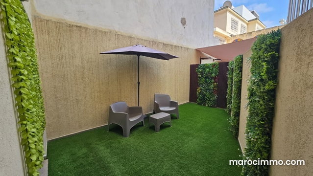 Appartement propre et moderne avec coure aménagée — 2