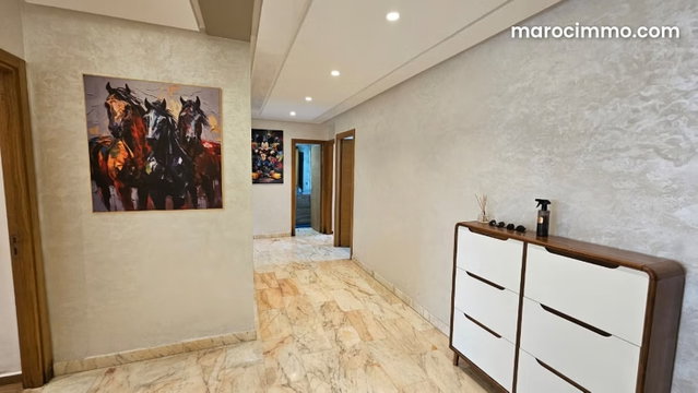 Appartement propre et moderne avec coure aménagée — 5