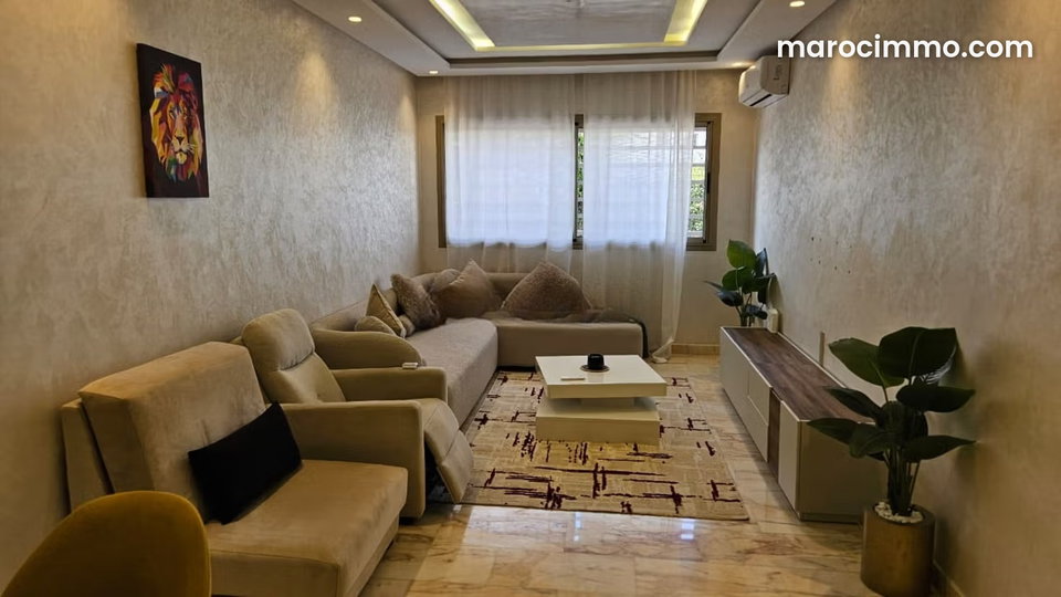 Appartement propre et moderne avec coure aménagée