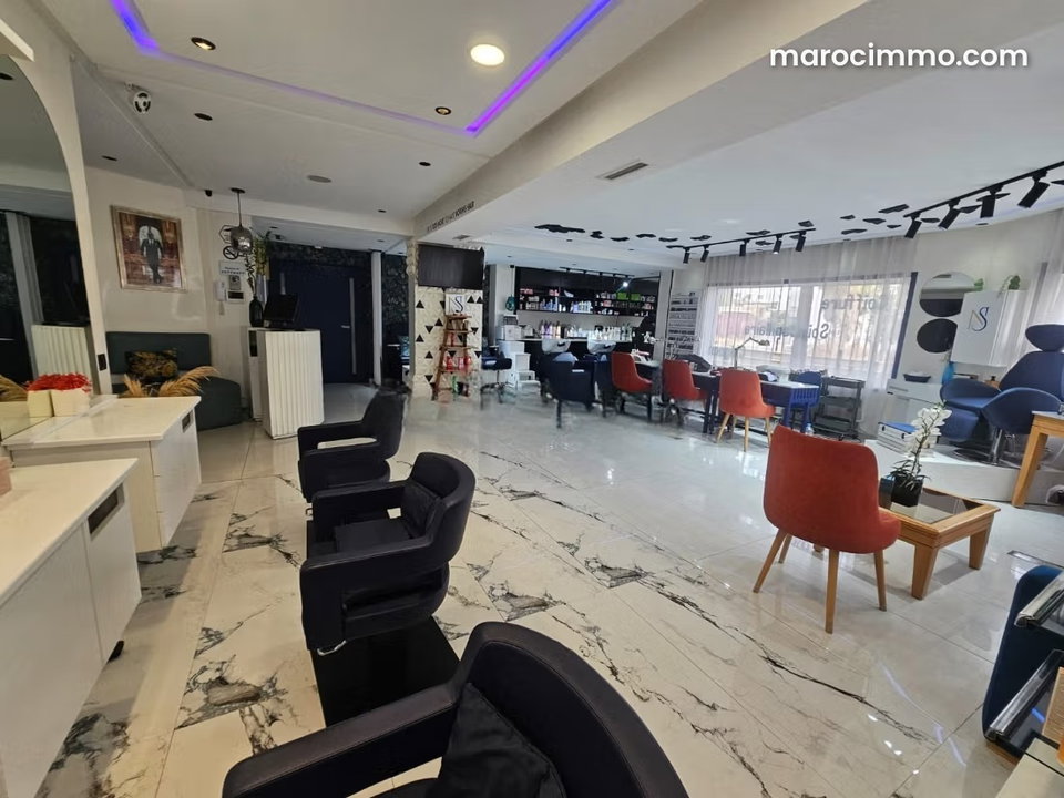 Très beau salon à céder à racine de 163m