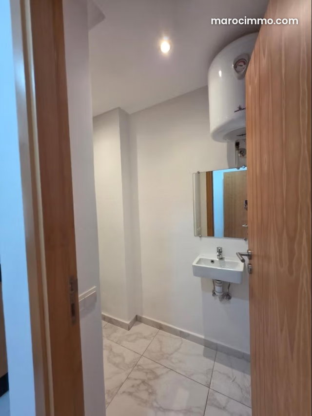 Beaux bureaux à louer à Agdal. Surface de 62 m². Résidence avec concierge, climatisation générale — 2