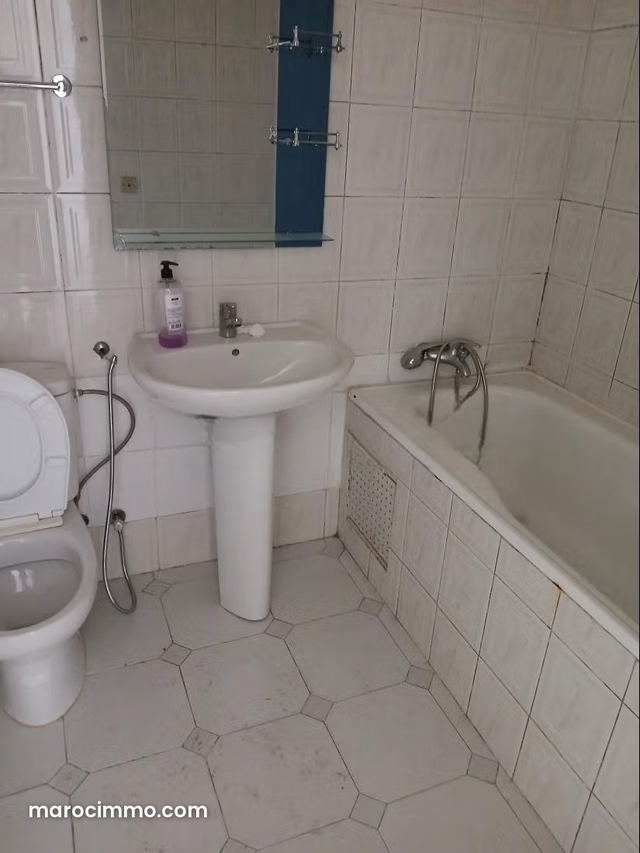 Vente d'un bel appartement à Agdal. Surface de 114 m². Salon traditionnel, antenne parabolique générale — Rabat