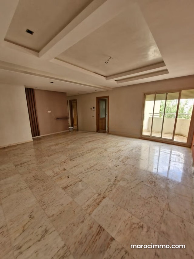 Joli appartement vide et spacieux — 2