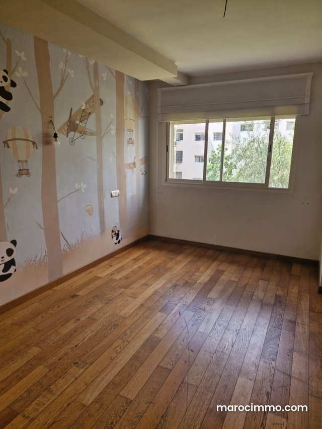 Joli appartement vide et spacieux — 3