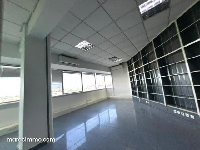 Location de bureaux à Racine. Surface totale 180 m². Porte blindée et système de double vitrage — 4