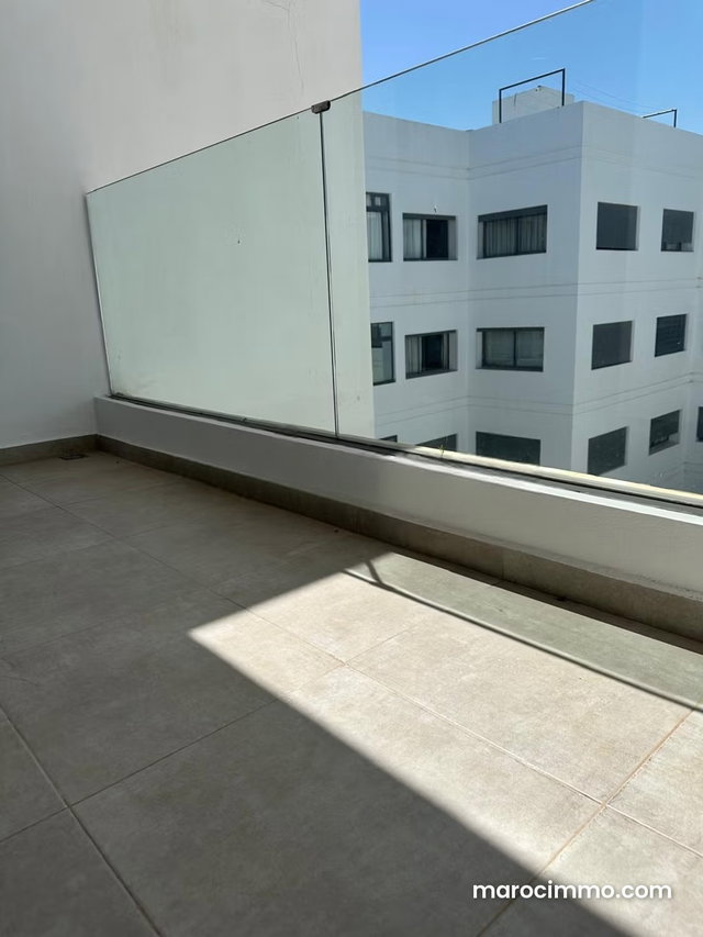Un grand apt à louer — 4
