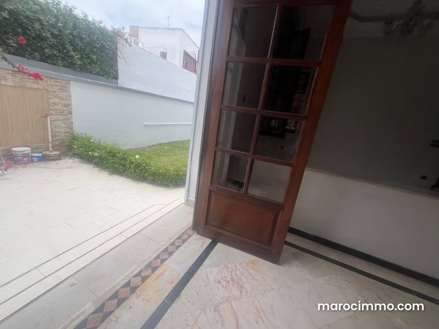4 minutes from CFC, rent a 600 m2 villa in Laymoune area. — 4