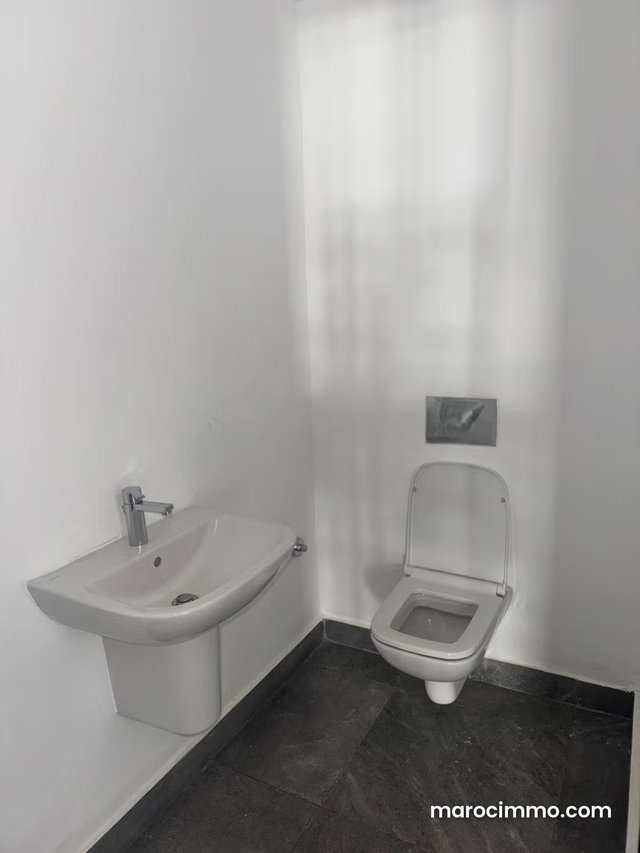 Beaux bureaux à louer à Casablanca Finance City. Surface totale 70 m². Ascenseur — 3