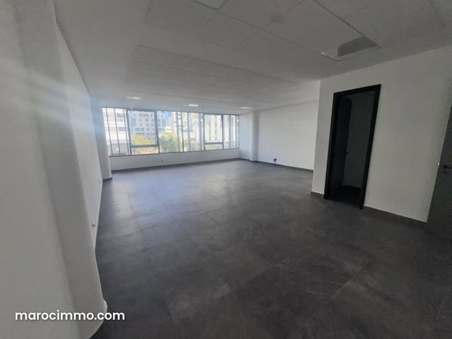 Beaux bureaux à louer à Casablanca Finance City. Surface totale 70 m². Ascenseur — 2