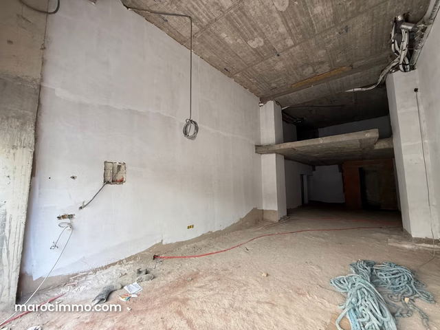 En Vente: Locaux commerciaux entre 81 35 m et 95 35 m au Coeur du quartier Gauthier sur Bv à fort Achalandage — Casablanca