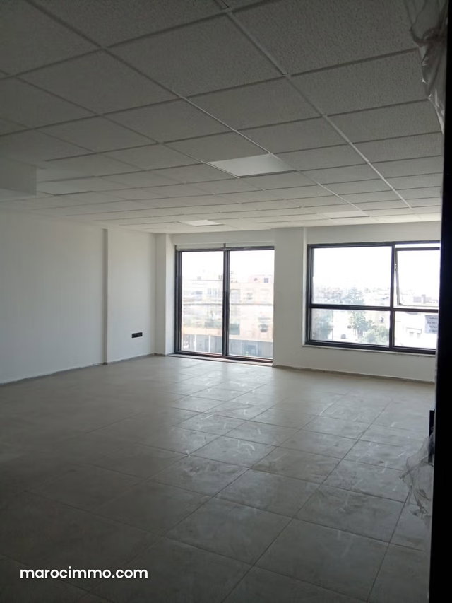 Location de bureaux à Nahda 1. Surface de 64 m². Fenêtres avec double vitrage et porte blindée — 4