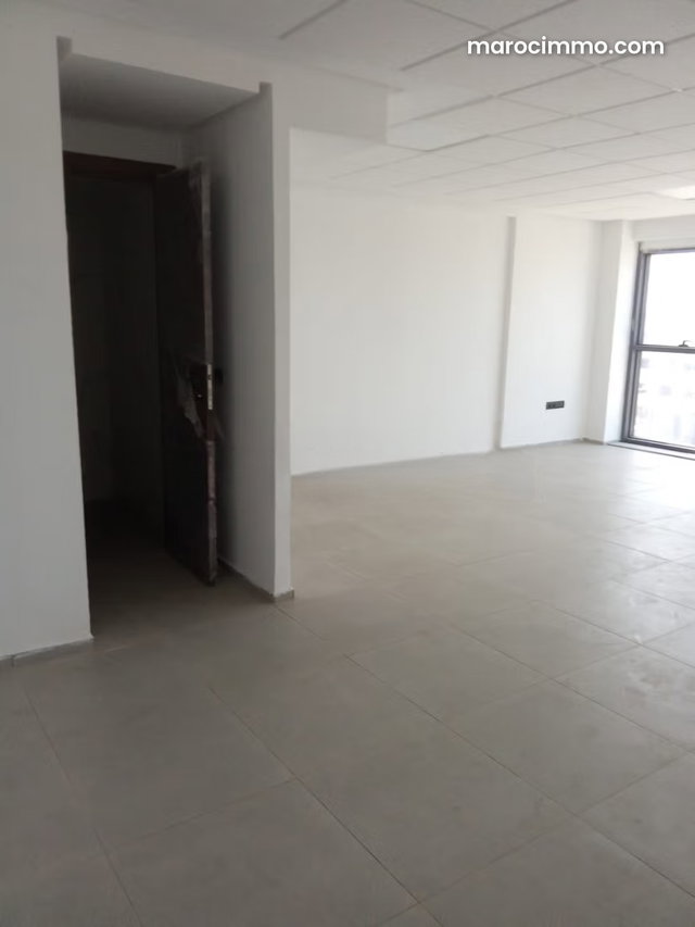 Location de bureaux à Nahda 1. Surface de 64 m². Fenêtres avec double vitrage et porte blindée — 2