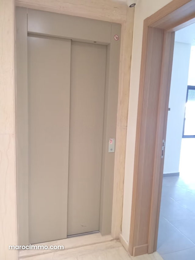 Location de bureaux à Nahda 1. Surface de 64 m². Fenêtres avec double vitrage et porte blindée — 5