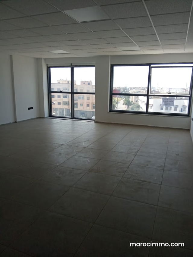 Location de bureaux à Nahda 1. Surface de 64 m². Fenêtres avec double vitrage et porte blindée — Temara