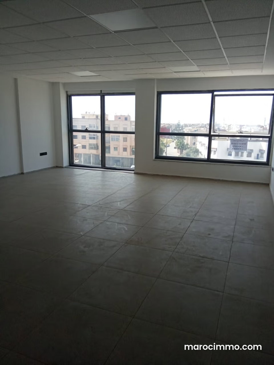 Location de bureaux à Nahda 1. Surface de 64 m². Fenêtres avec double vitrage et porte blindée