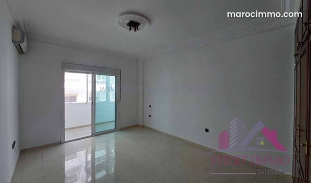 Spacieux appartement en plein centre ville a louer — 4