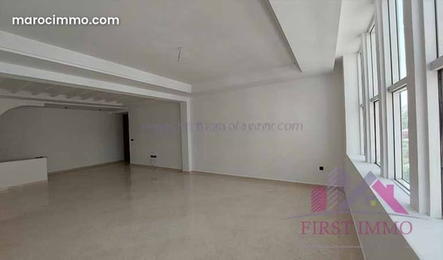 Spacieux appartement en plein centre ville a louer — 3