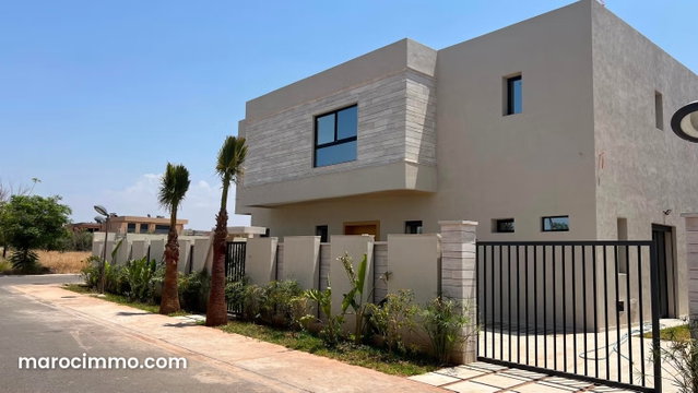 Exceptional New Villa with Overflowing Pool — 3