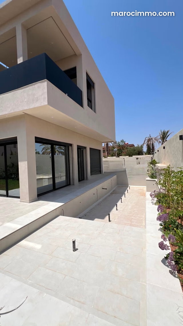 Exceptional New Villa with Overflowing Pool — 5