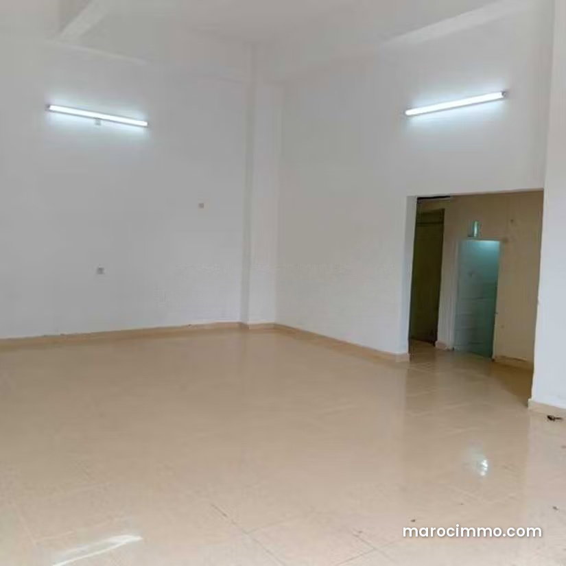 Local commercial 124 m², double vitrine, Al Fida Casablanca — Casablanca