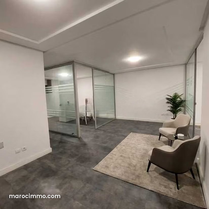 Bureau 70 m² avec double façade à Beauséjour Casablanca — Casablanca