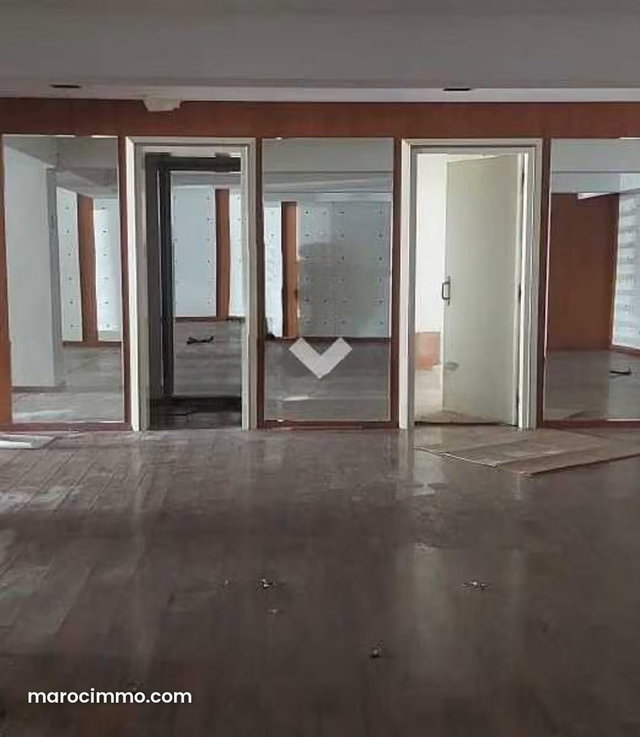 Local commercial à Louer de 233.0 m² à Rabat, Agdal — 2