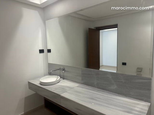 Rent this apartment in Haut Agdal. 2 comfortable rooms. With elevator and terrace — 4