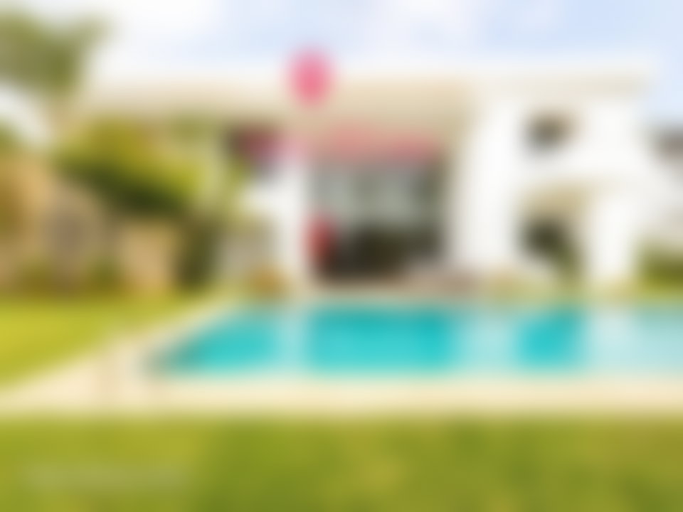 500 sqm Villa with Pool and Garden in El Menzeh