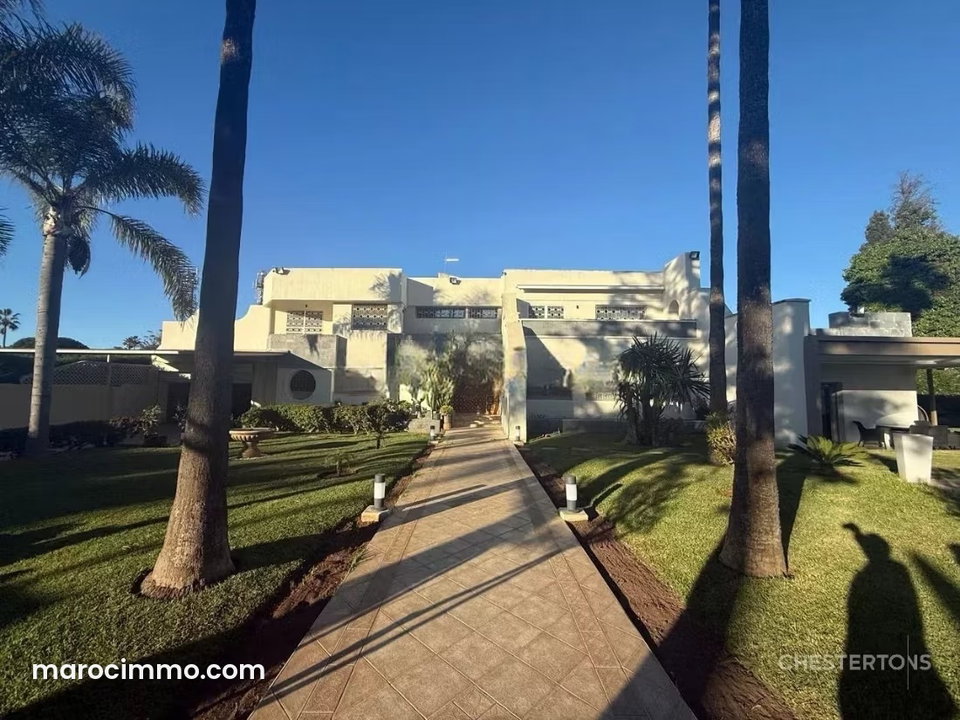 Villa commerciale à vendre 2100 m2 sur l'avenue Ahmed Balafrej à Souissi, Rabat