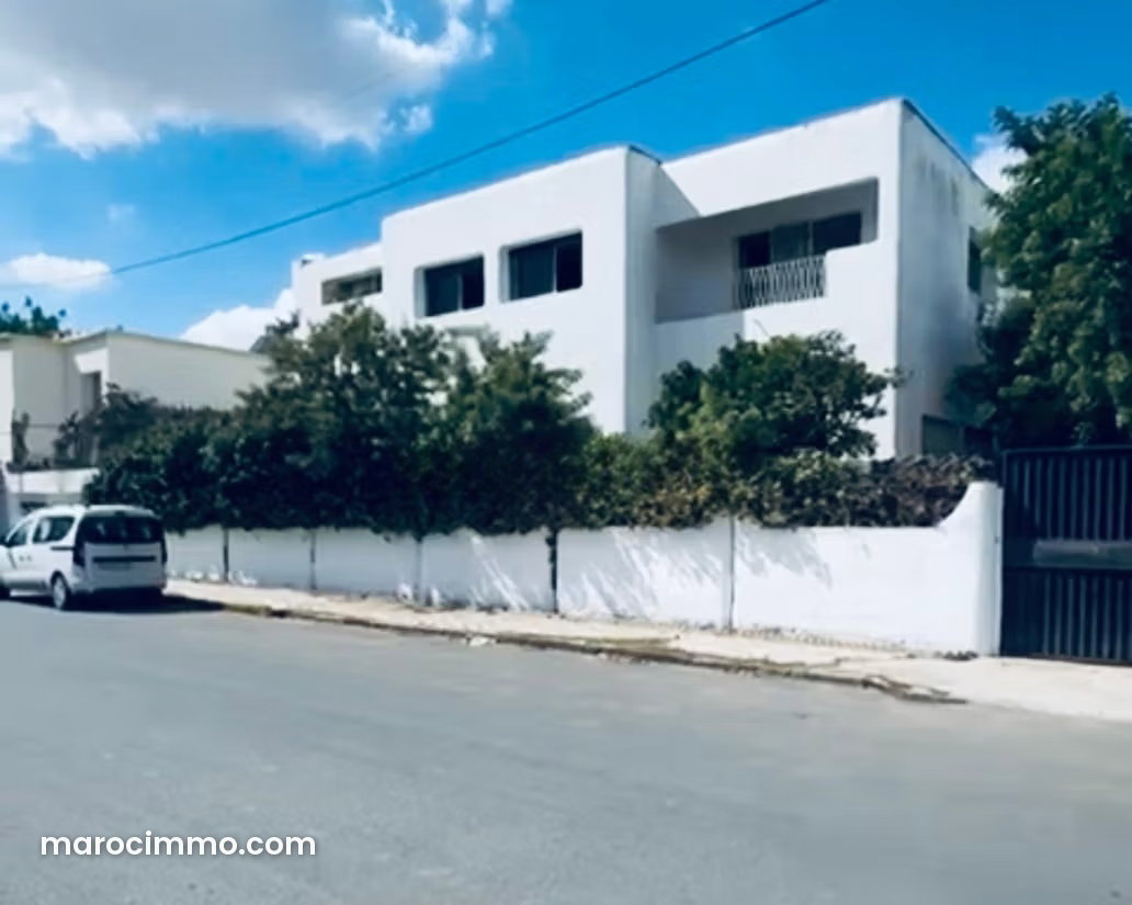 فيلا واسعة ومشرقة للبيع بحي الواحة في الدار البيضاء — الدار البيضاء
