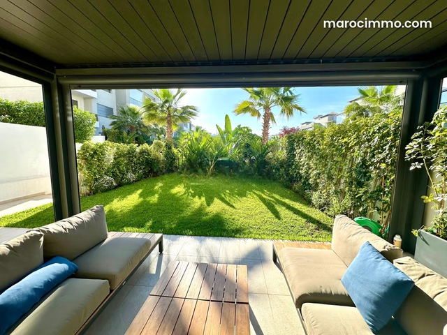 Rez de jardin à louer vide dans une résidence sécurisée avec piscine et salle de sport — Bouskoura