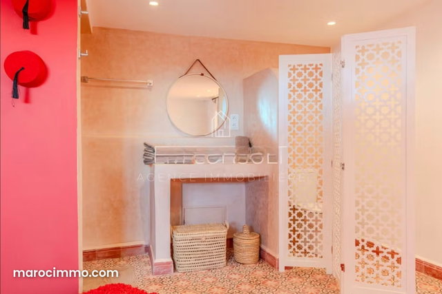 Villa de haut standing à vendre à Ennakhil Palmeraie. 5 belles chambres. Meublé — 5