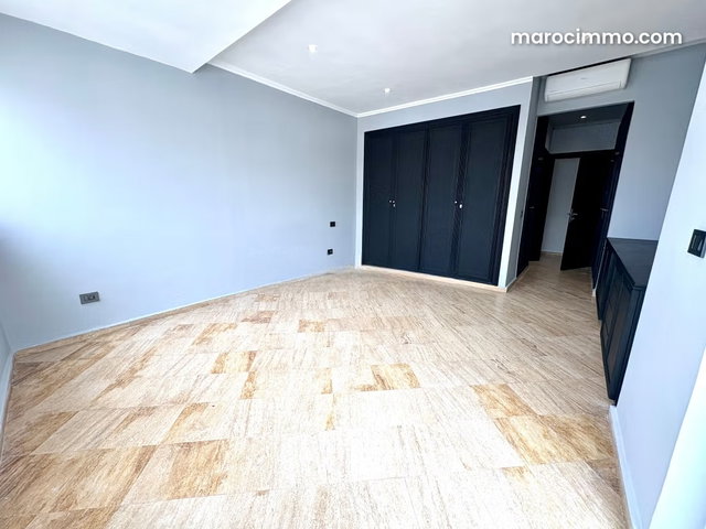 3-Bedroom Apartment with Terrace Close to Molière, Shops and Tramway — 4