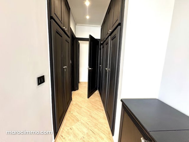 3-Bedroom Apartment with Terrace Close to Molière, Shops and Tramway — 2