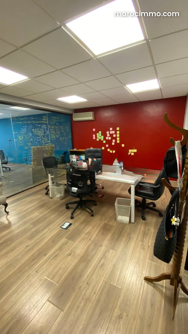 Bureaux en location à Maârif. Superficie 140 m². Système de climatisation — 4