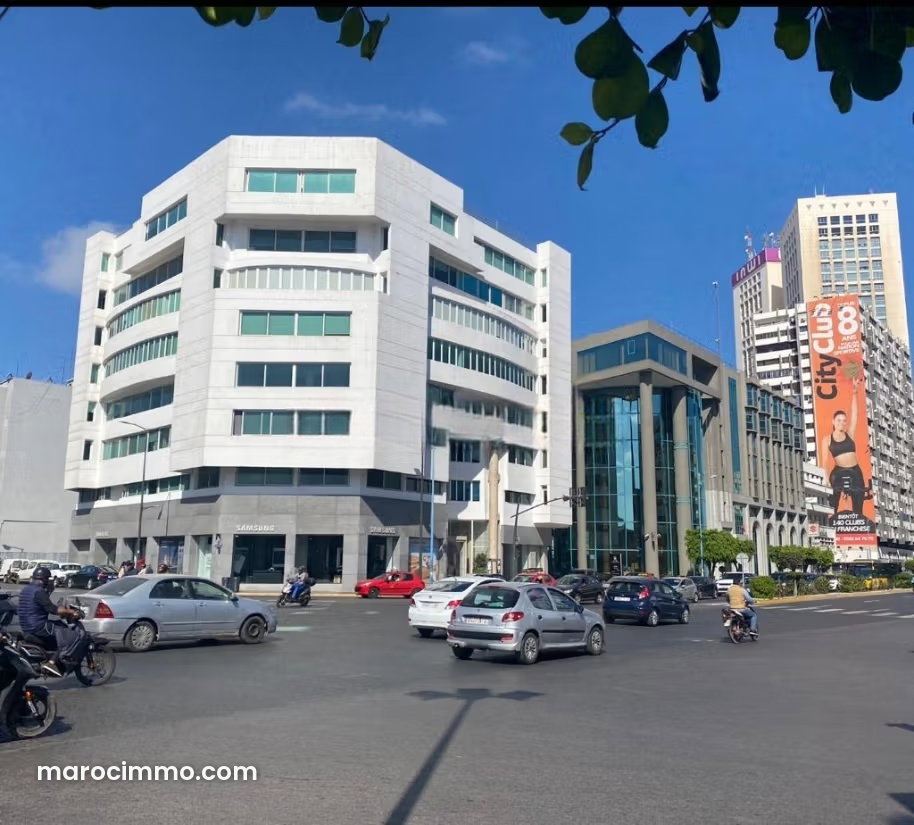 محل واسع للإيجار في قلب المعاريف بالدار البيضاء — الدار البيضاء