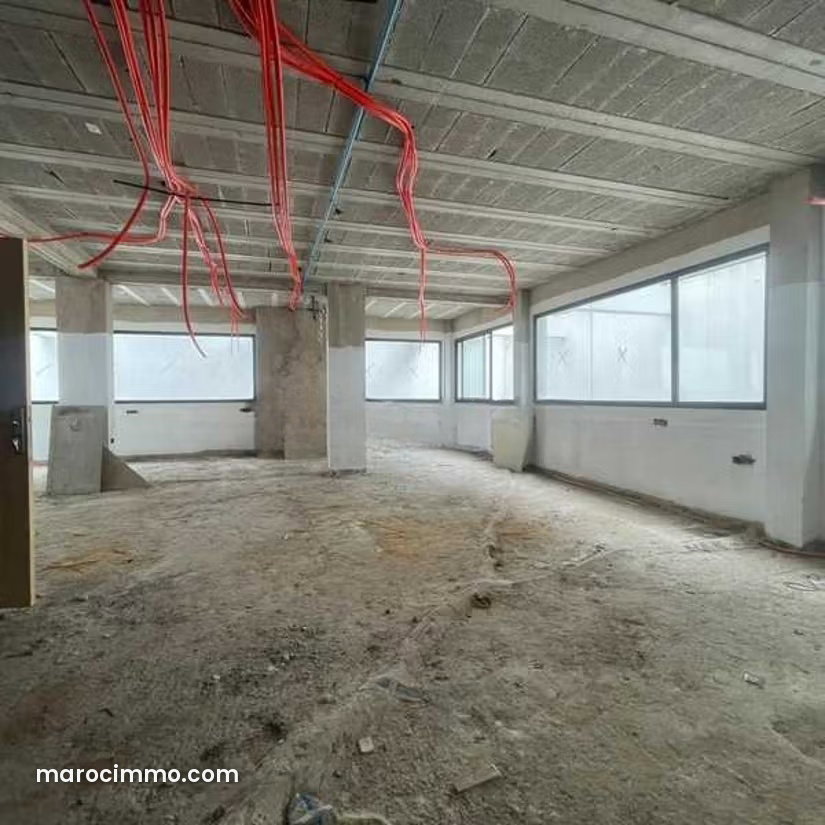 Local commercial 448 m², trois façades et terrasse, C.I.L Casablanca — Casablanca