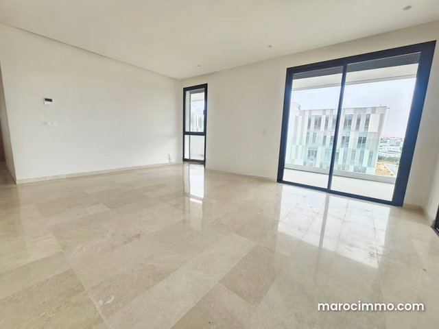 New spacious apartment with large terrace — 2