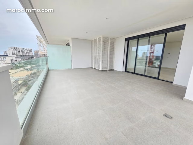 New spacious apartment with large terrace — 4