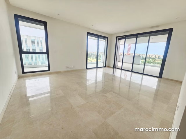 New spacious apartment with large terrace — 3