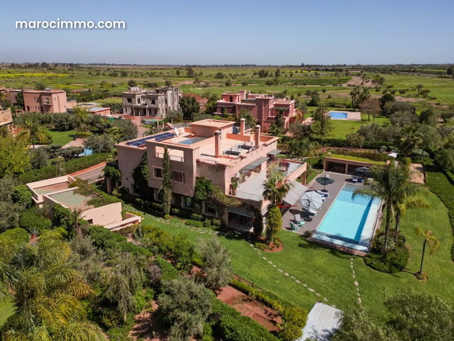 Villa d' exception, front de golf, 927 m2 hab — 2