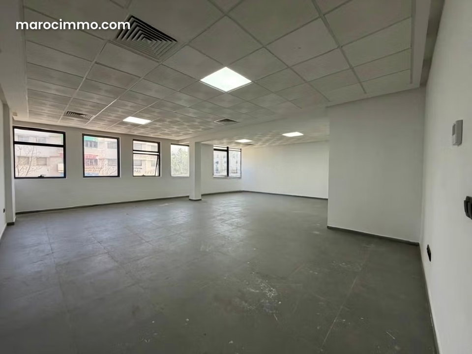 Beaux bureaux à louer à Médina. Superficie 310 m². Fenêtres avec double vitrage et porte blindée