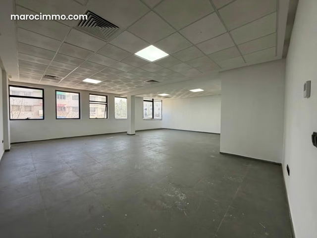 Beaux bureaux à louer à Médina. Superficie 310 m². Fenêtres avec double vitrage et porte blindée — Rabat
