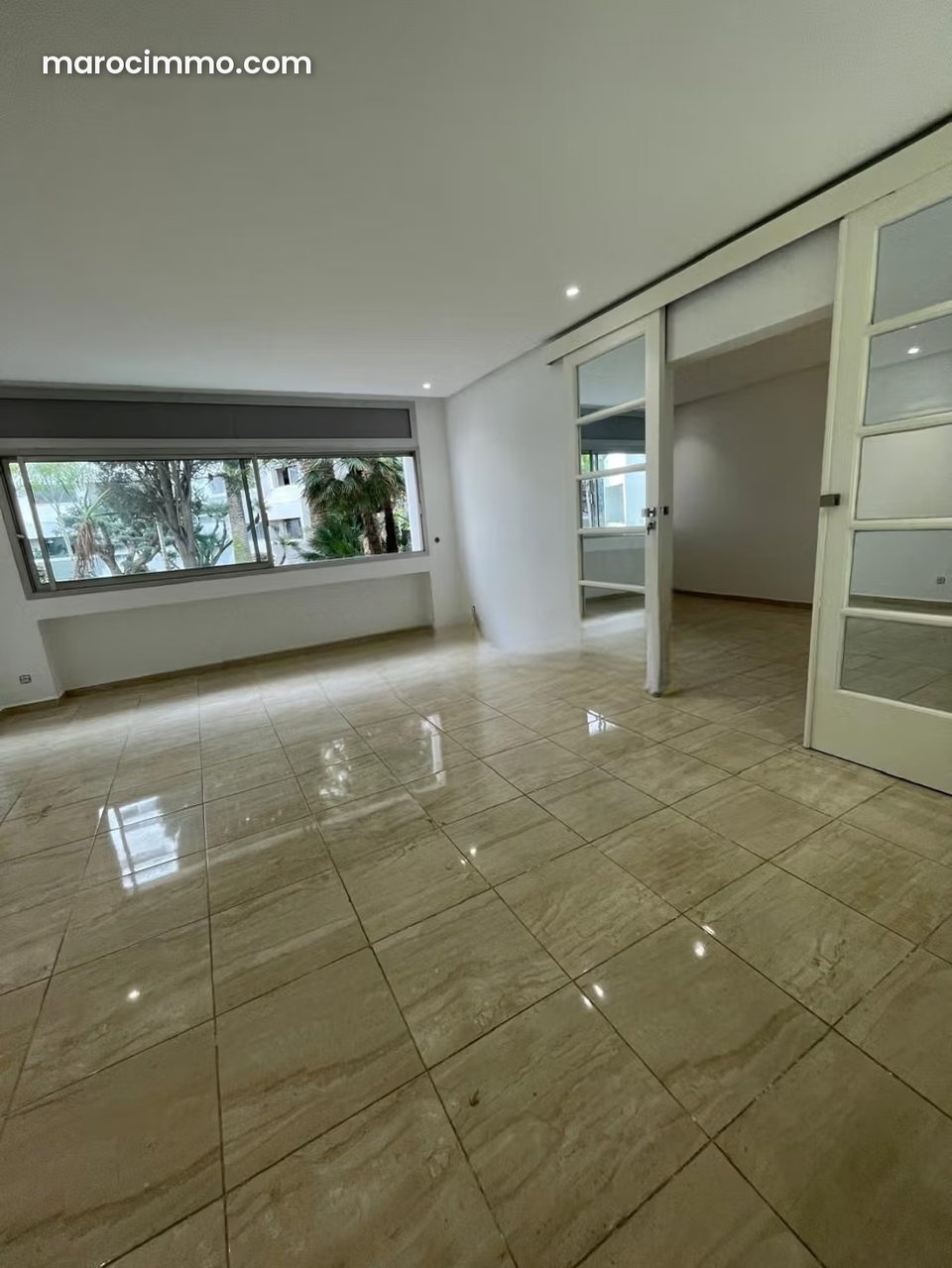 Appartement en location à Bourgogne Ouest. 2 belles chambres. Parking et jardin