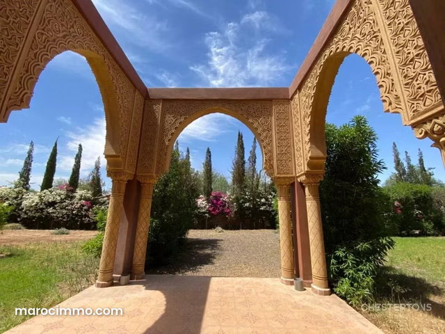 Unique Prestige Property – Two Villas on the Same Land Title — 5