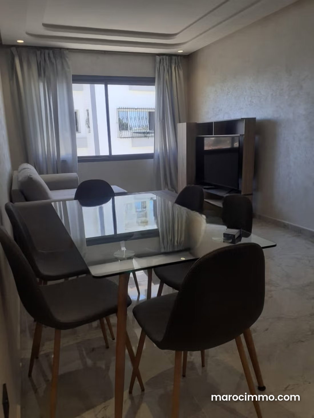 Bel appartement en location à Maârif. Surface de 85 m². Terrasse et ascenseur