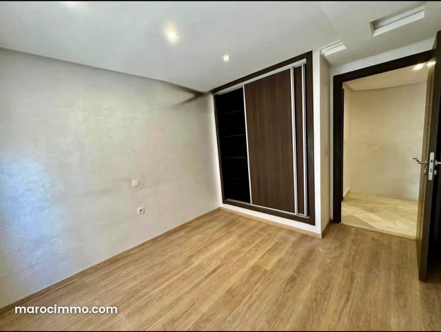 Bel duplex en location semi meublé à Route de Safi. Surface totale 93 m². Résidence avec piscine — 5